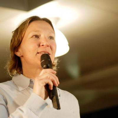 Remise des clés du 4X4 AXECIBLES à Carole Montillet pour le Rallye 2010