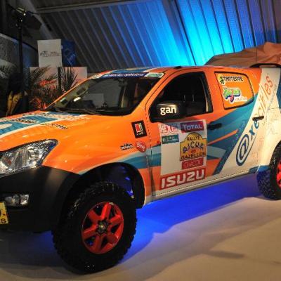 Axecibles remet  à Carole MONTILLET les clés du ISUZU dMAX  qui concourra au Rallye des Gazelles