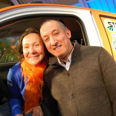 Axecibles remet  à Carole MONTILLET les clés du ISUZU dMAX  qui concourra au Rallye des Gazelles