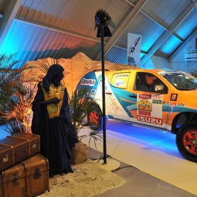 Axecibles remet  à Carole MONTILLET les clés du ISUZU dMAX  qui concourra au Rallye des Gazelles
