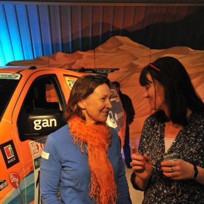 Axecibles remet  à Carole MONTILLET les clés du ISUZU dMAX  qui concourra au Rallye des Gazelles