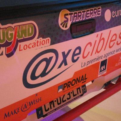 Axecibles remet  à Carole MONTILLET les clés du ISUZU dMAX  qui concourra au Rallye des Gazelles
