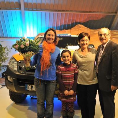 Axecibles remet  à Carole MONTILLET les clés du ISUZU dMAX  qui concourra au Rallye des Gazelles