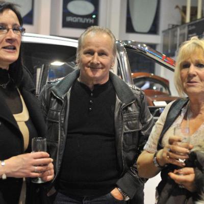 Axecibles remet  à Carole MONTILLET les clés du ISUZU dMAX  qui concourra au Rallye des Gazelles