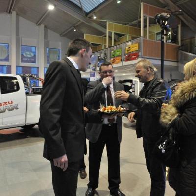Axecibles remet  à Carole MONTILLET les clés du ISUZU dMAX  qui concourra au Rallye des Gazelles