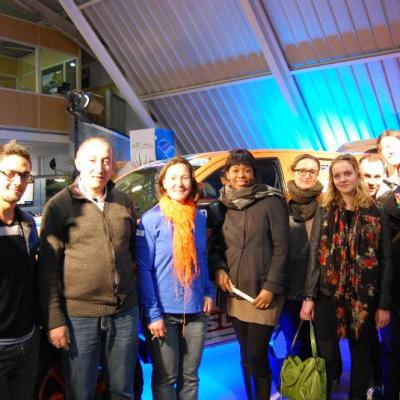 Axecibles remet  à Carole MONTILLET les clés du ISUZU dMAX  qui concourra au Rallye des Gazelles