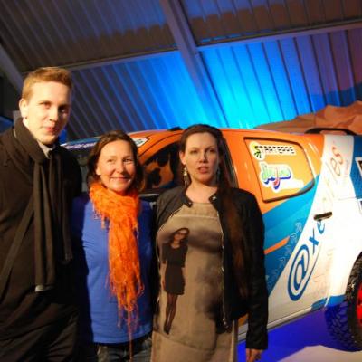 Axecibles remet  à Carole MONTILLET les clés du ISUZU dMAX  qui concourra au Rallye des Gazelles