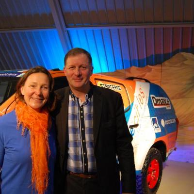Axecibles remet  à Carole MONTILLET les clés du ISUZU dMAX  qui concourra au Rallye des Gazelles