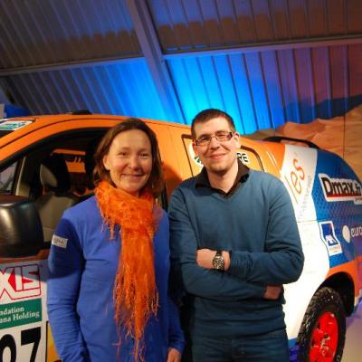 Axecibles remet  à Carole MONTILLET les clés du ISUZU dMAX  qui concourra au Rallye des Gazelles
